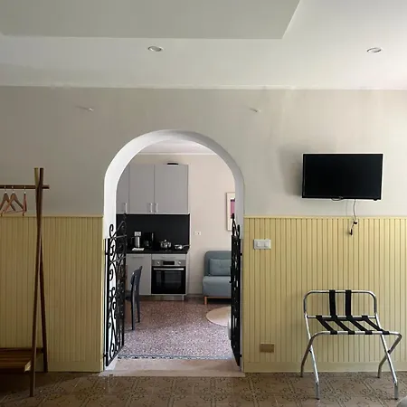 Casa Ella Nora Andrea 펜션 바메노